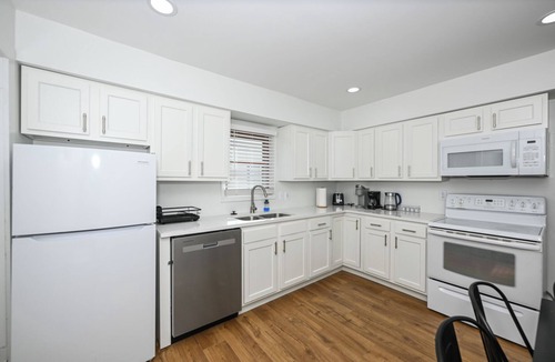 Bedford House | Quiet 2BR Home Fast Wi-fi/Parking & Laundry
