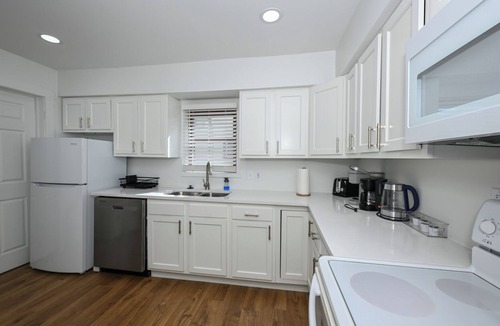 Bedford House | Quiet 2BR Home Fast Wi-fi/Parking & Laundry