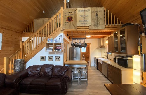 Malakwa Ski Chalet | Quiet & Cozy Log Cabin near Revelstoke & Sicamous