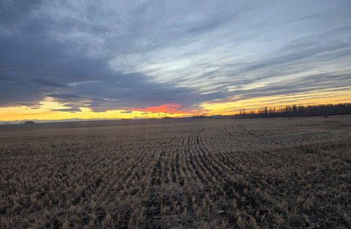 Calgary-Edmonton Corridor RV Rental | Quiet Farm Retreat - Escape Life Enjoy the Countryside
