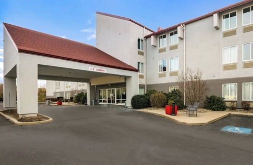 Saugus Hotel | Quiet & Modern Stay Perfect for Exploring Near Peabody Historical Society