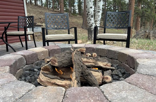 Pine Cabin | Quiet Mountain Cabin Escape - 1 hr from DIA! Gas firepit & Starlink Wifi