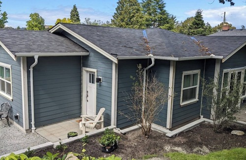 Saanich East Cottage | Quince Cottage - Quiet and relaxed