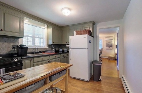 Middletown Cottage | Quintessential Cottage near beaches and Newport center.