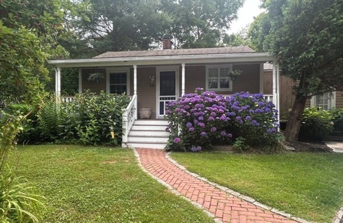 Middletown Cottage | Quintessential Cottage near beaches and Newport center.