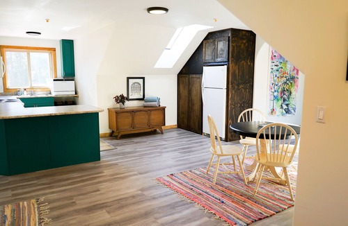 Regional District of Nanaimo House | Quirky Farm Stay - 2 Bedrooms - Hot tub