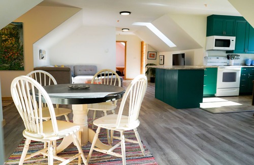 Regional District of Nanaimo House | Quirky Farm Stay - 2 Bedrooms - Hot tub