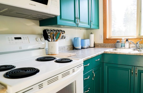 Regional District of Nanaimo House | Quirky Farm Stay - 2 Bedrooms - Hot tub