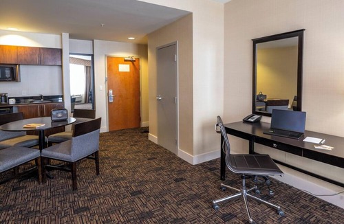 Leduc Hotel | Radisson Hotel Edmonton Airport