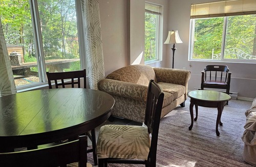 Shawnigan Lake Bed & Breakfast | Railway Road Bed& Breakfast Shawnigan Lake, BC, minutes walk to lake.