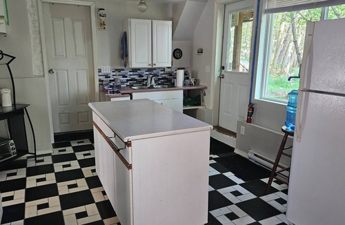 Shawnigan Lake Bed & Breakfast | Railway Road Bed& Breakfast Shawnigan Lake, BC, minutes walk to lake.