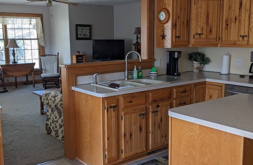 Amherst House | Ranch, wooded lot - near Cedar Point , Lake Erie, Oberlin College, Wineries, Cle