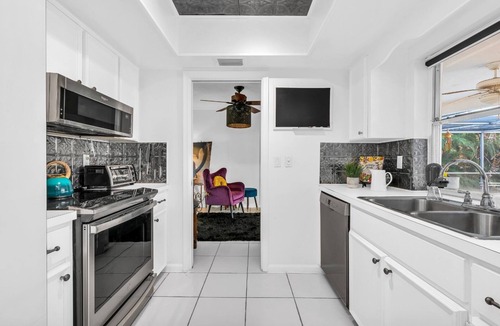 Boca Raton House | Rare Find! -East Boca Bliss - 1 mile to Beach 3-Bed 2 Bath home with Pool,