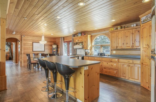 Central Alberta Cabin | (RARE WATERFRONT) Stunning Private Lakefront Lodge - Sleeps 16