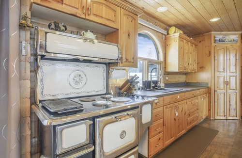 Central Alberta Cabin | (RARE WATERFRONT) Stunning Private Lakefront Lodge - Sleeps 16