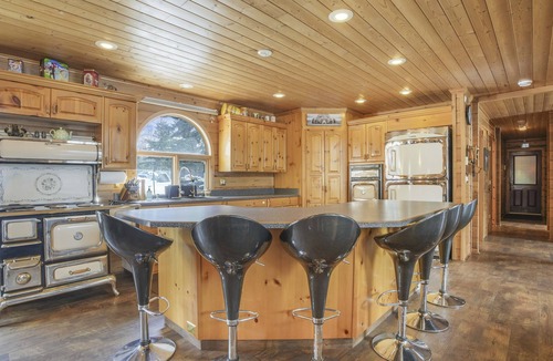 Central Alberta Cabin | (RARE WATERFRONT) Stunning Private Lakefront Lodge - Sleeps 16