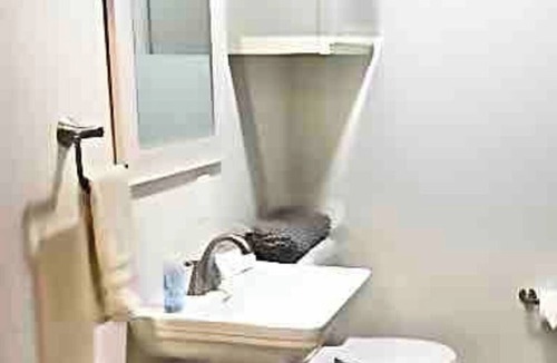 Westcliffe Hotel | Ravens Avenue 4rm Suite on Main, king bdrm w/fireplace, patio w/grill, dog ok