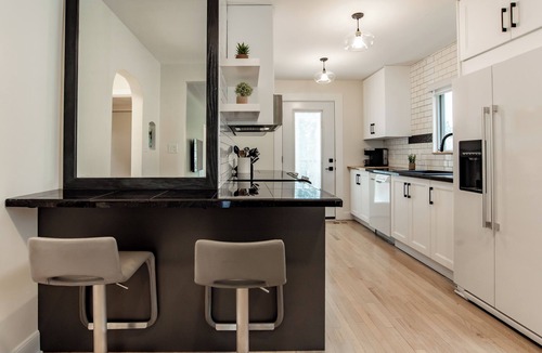 Southeast Edmonton House | Ravine 2 bdrm Retreat - 10 min DT - Trails & Whyte Ave