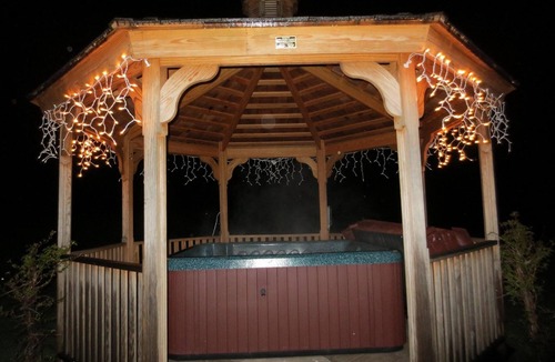Mendon Apartment | Red Clover Inn: Queen Suite near Killington
