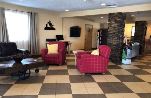 Evanston House | Relax and Recharge in Knights Inn Evanston! Free Parking, Pets Allowed