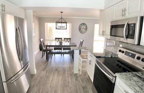 College Park House | Relax by Lake Worth shores, just a hop away from Port of Palm Beach