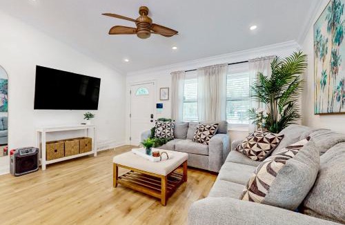 Hunt Club House | Relax Poolside! Family West Palm Beach Gem w/Yard
