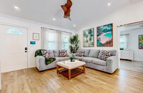 Hunt Club House | Relax Poolside! Family West Palm Beach Gem w/Yard