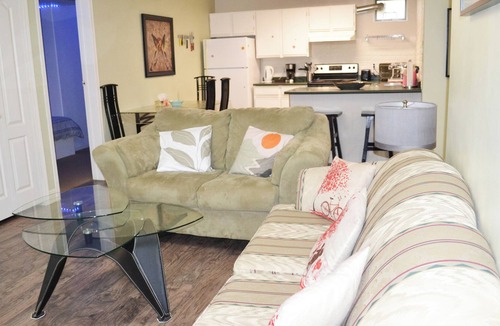 Coquitlam House | Relaxed and Homey 2-Bedroom/Full Bath Suite -Coquitlam, Douglas College, Lafarge