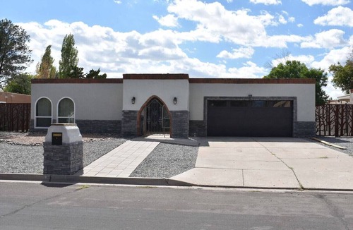 Paradise Hills Civic House | Relaxing 4 Bedroom with Pool and Hot Tub