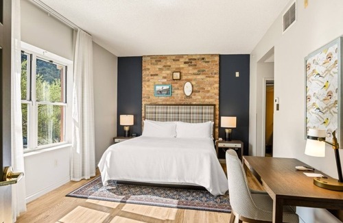 Glenwood Springs Hotel | Relaxing Boutique Stay Near Historic Anderson Landmarks