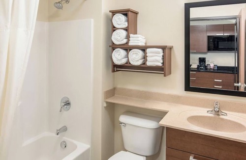 Rapid City Hotel | Relaxing Room! Full Kitchen & Comfy Bedding! Pets Allowed, Near Dinosaur Park!