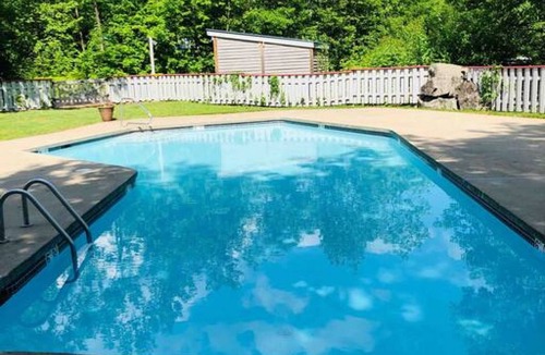 Lincoln Condo | Remodeled Studio | Indoor Pool & Hot Tub | Granite Kitchen | Near Loon Mtn
