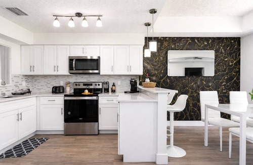 Delray Beach House | Remodeled Townhome with Pool & Lake Views in Gated Community