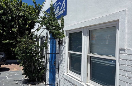 East Fort Lauderdale Cottage | Remodeled Beach Cottage, Queen Bed , Walk to Ocean, Dining & Shops!