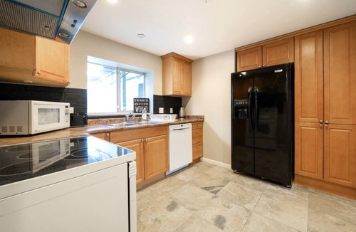 Coquitlam House | Remodelled 3 bdrm guest suite