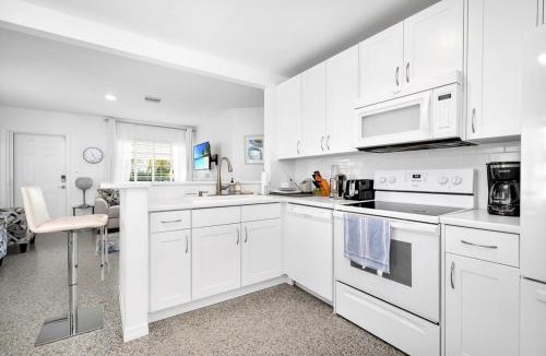 Pinewood Park Villa | Renovated 2BR Home - Hot Tub, Gym & Beach Nearby