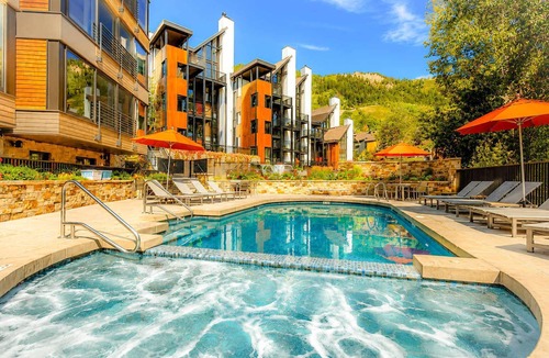 Aspen Apartment | Renovated Core 2BR 2BA with AC, Pool & Hot-tub