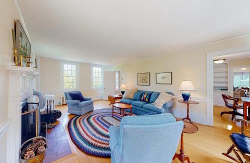 Brunswick House | Renovated farmhouse on an acreage with grill, four-bedrooms, & W/D - river views