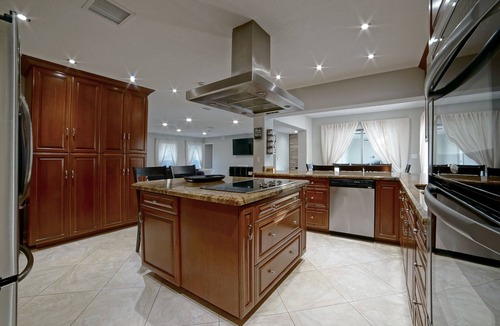 Sherwood Forest House | Renovated House Heated Pool Gourmet Kitchen Pet Friendly Walking to the Downtown