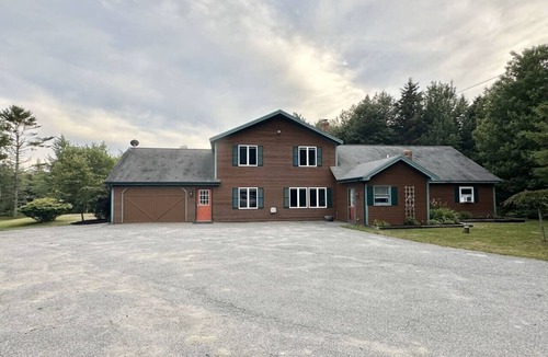 Southwest Harbor House | Renovated Large House Sleeps 21 [Tranquil Retreat]