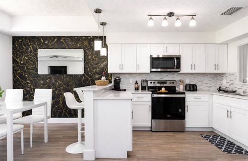 Delray Beach House | Renovated Townhome with King & Lakeview