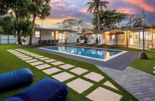 Pompano Beach Villa | Resort Villa Modern Pool Outdoor Dining