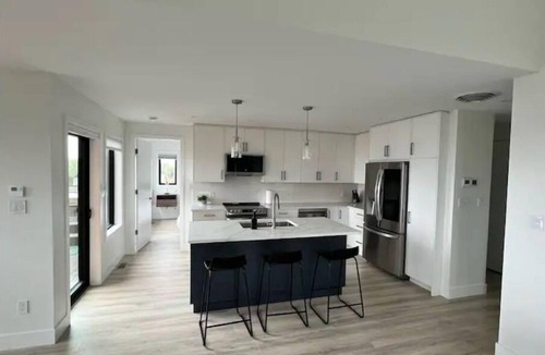 Campbell River House | Ridgeview Suite 2 Bed Luxury -EV