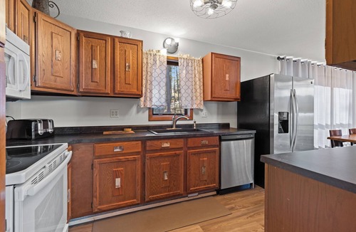 Rapid City House | Riley's Retreat Hot Tub and air conditioning!