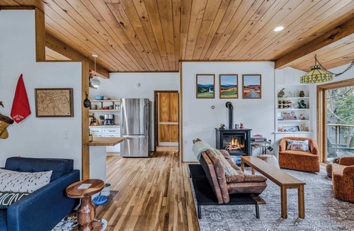 Taftsville House | River Bend Woodstock Getaway w/Hot Tub & Fireplace