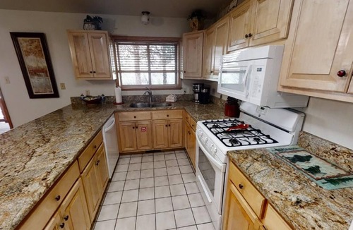 Red River House | River Charm Lodge - In Town - New Property - Pet Friendly