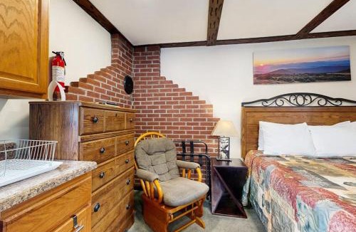 Lincoln Apartment | Riverbank Motel and Cabins Managed by First Chair Destinations