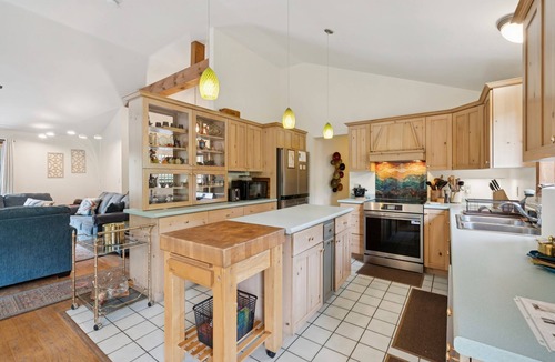 Epping House | Riverfront 2BR | Home King Suite | Patio & Grill