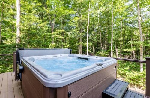 Lincoln House | Riverfront Luxury at Loon Mtn Hot Tub Fire Pit