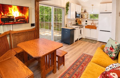 Bartlett Cottage | Riverside Cottage Private Beach Mountain Views